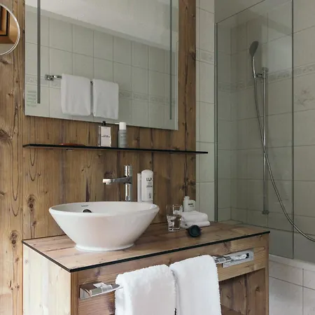 La Couronne Superior Hotel